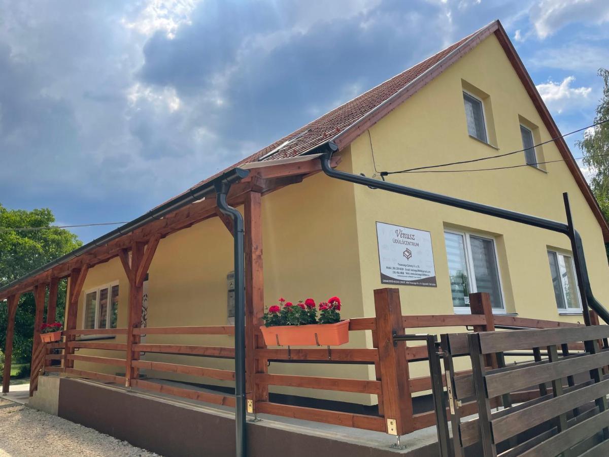 Venusz Ueduelocentrum Tiszacsege Exterior foto